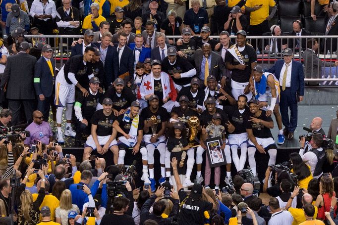 Basketbalisté Golden State s pohárem