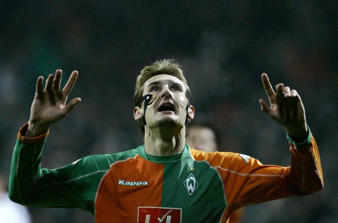 Brémský obránce Miroslav Klose se raduje z výsledku 4:0 proti Panathinaikosu Atény. (Brémy, 7.12.2005)