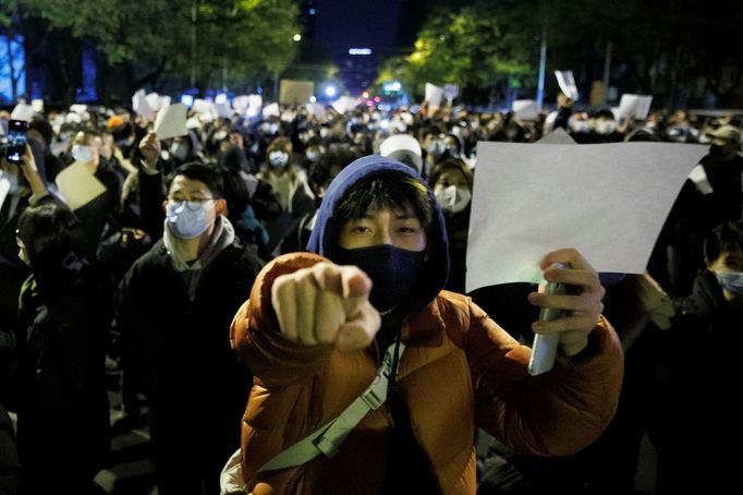 Číňané protestují kvůli přísným koronavirovým opatřením.