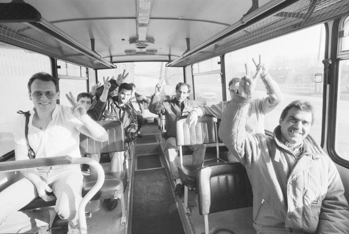 Autobus odváží amnestované vězně z věznice v Ostravě-Heřmanicích na svobodu. Československo, 5. ledna 1990. Ilustrační snímek.