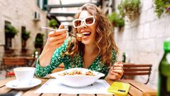 Itálie, dívka, restaurace