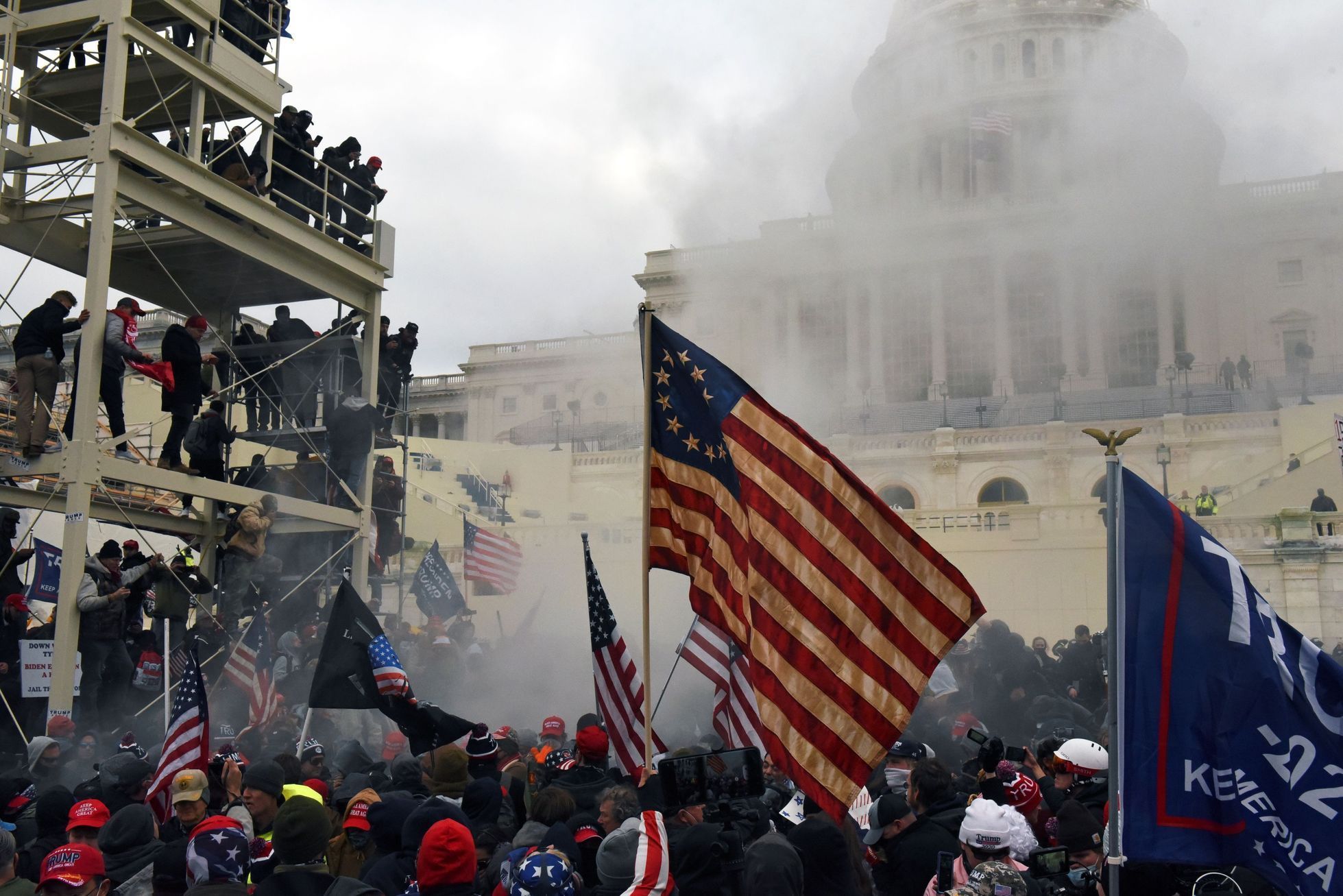 Podporovatelé Donalda Trumpa vtrhli do budovy Kapitolu.