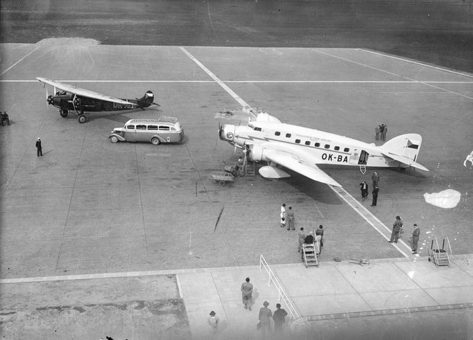 Letadlo ČSA Savoia-Marchetti SM.73, lokace neuvedena, rok 1937. Fotografie z historie ČSA, které v říjnu 2023 oslavily výročí 100 let své existence.