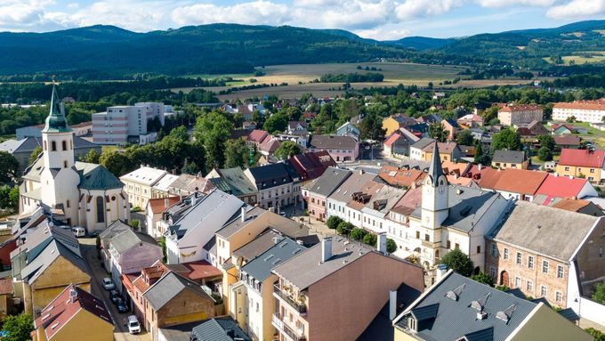 Město Ostrov nařídilo podnikům v centru zavírat ve 22 hodin, v pátek a sobotu o hodinu později.