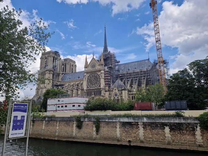 Boční průčelí katedrály Notre-Dame v Paříži na jaře tohoto roku.