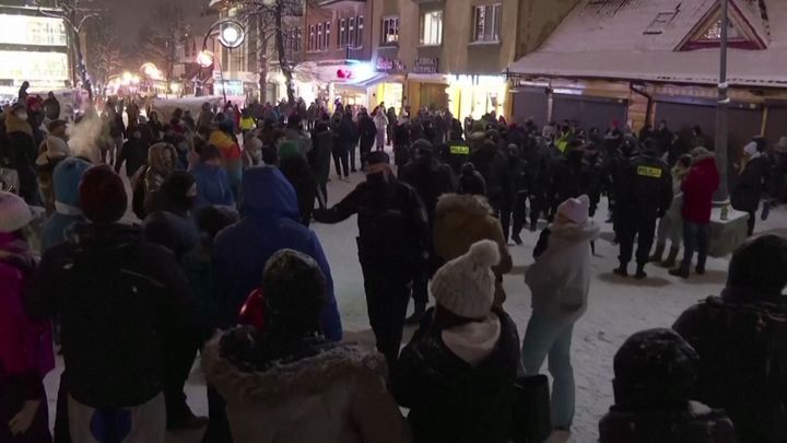 "Nejde to komentovat slušně." Poláci se nahrnuli do hor, policie je naštvaná