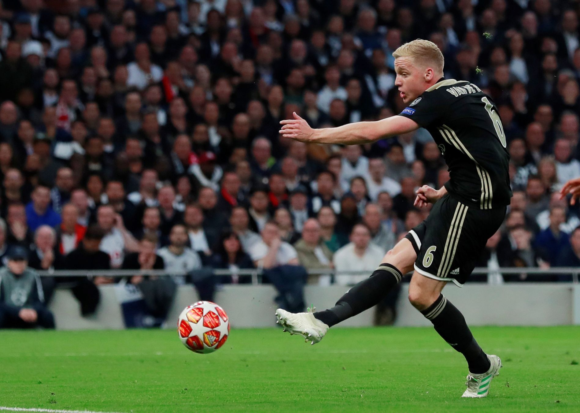 Donny van de Beek dává gól na 0:1 v prvním semifinále LM Tottenham - Ajax