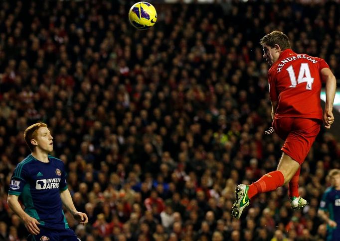 Liverpoolský záložník Jordan Henderson (v červeném se pokouší o patičku.