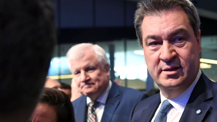Seehofer se po deseti letech rozloučil s vedením CSU, nahradí ho bavorský premiér