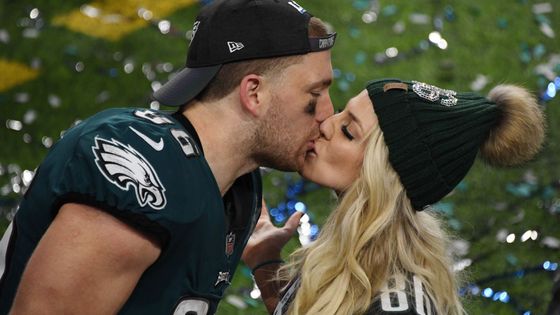 Zach Ertz rozhodl touchdownem o vítězství Eagles. Od manželky Julie se za to dočkal sladké odměny.