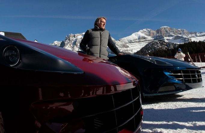 Sportovní ředitel Ferrari Luca di Montezemolo pózuje mezi dvěma vozy Ferrari FF na společném mítinku se stájí MotoGP Ducati v Madonně di Campiglio