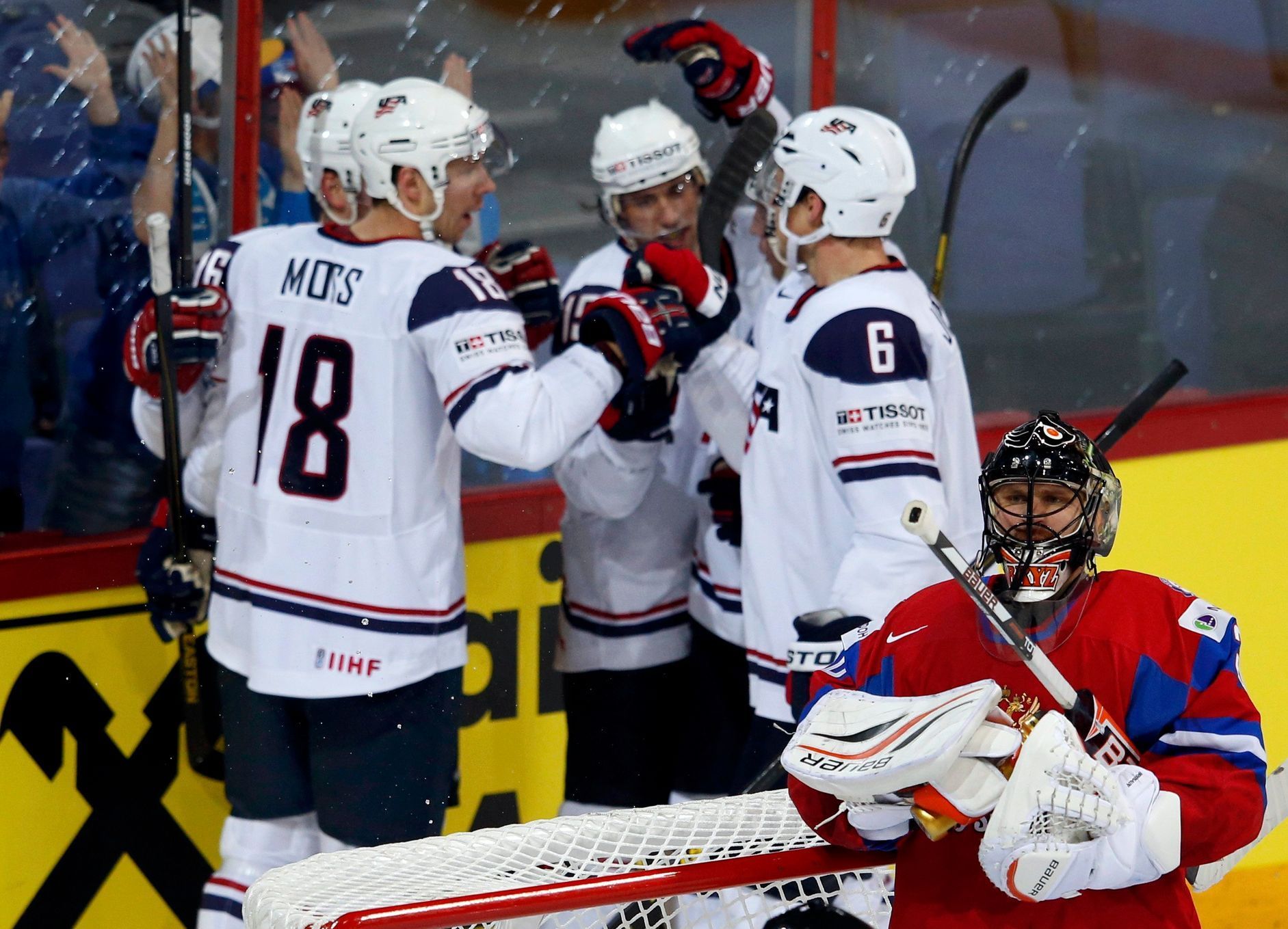 Američané se radují z gólu do sítě Ruska ve čtvrtfinále MS 2013