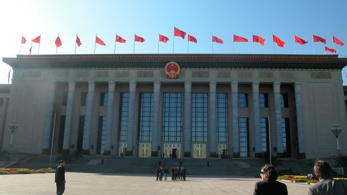Summit se konal v budově čínského parlamentu, takzvané Velké hale lidu. Budova je přímo na náměstí Tchien-an-men