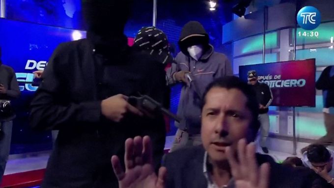 Do živého vysílání ekvádorské televize vnikl 9. ledna ozbrojený gang, policie ho zadržela.