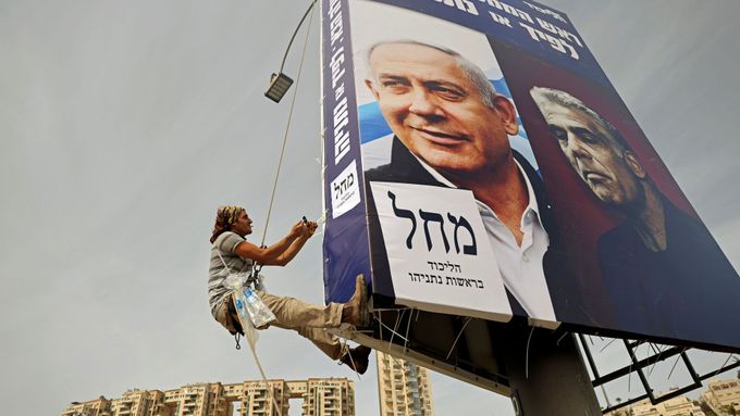 Instalace volebního poutače Benjamina Netanjahua a jeho strany Likud v Jeruzalémě.
