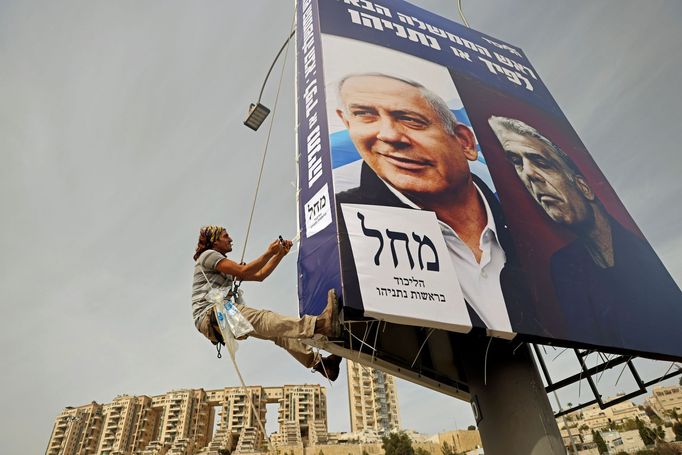 Instalace volebního poutače Benjamina Netanjahua a jeho strany Likud v Jeruzalémě.