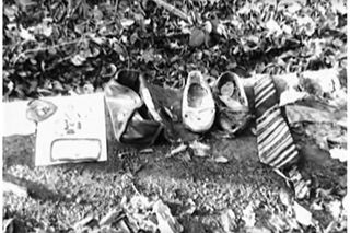 Zabezpečené předměty z místa činu vraždy Moniky Ondíkové v lese u Konopiště, srpen 1990. Kabelka, obuv a další věci oběti. Kriminalistická dokumentace.