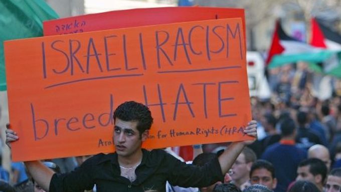 Izraelský Arab drží transparent při dnešní demonstraci u křesťanského kostela v Nazaretu