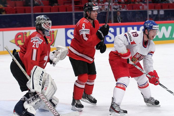 Hokej, MS 2013, Česko - Švýcarsko: Jiří Tlustý - Reto Berra a Severin Blindenbacher