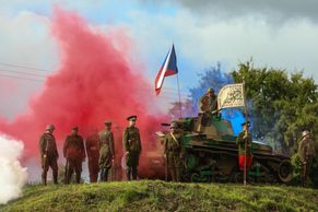 Fotky z armádní parády: Stařeček tank se znovu rozjel