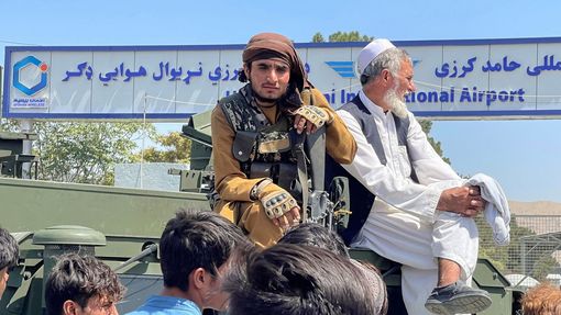 Bojovníci Tálibánu u letiště v Kábulu.