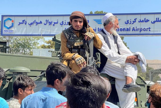Bojovníci Tálibánu u letiště v Kábulu.