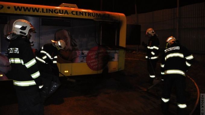 V době příjezdu hasičů již hořela celá zadní část a plameny se od motoru šířily dovnitř autobusu.