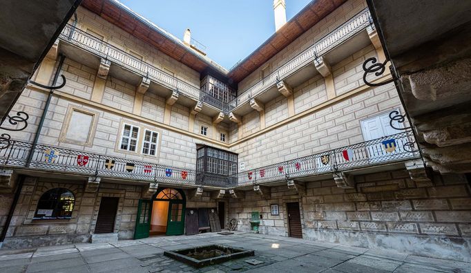 Na hradě Houska, který leží ve východní části Kokořínských lesů, bude možná prohlídka s majitelkou. Od roku 1965 je chráněn jako kulturní památka České republiky.