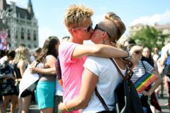 Orbán vede kampaň proti LGBT. Bojím se přítelkyni chytit za ruku, říká Maďarka