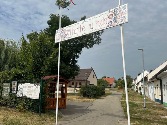Vchod do pěkného areálu v Mikulčicích, který zapadá do celkově krásného vzhledu obce. Mikulčice, stejně jako další obce postižené v minulosti tornádem, vypadají lákavě.