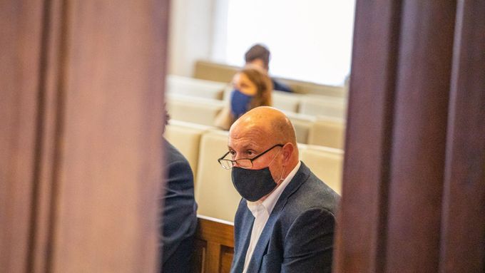 Politik ODS Jiří Hos se u brněnského soudu hájí, že společně s členy ANO žádné zakázky nemanipuloval. Dle obžaloby na úplatcích získal milion.