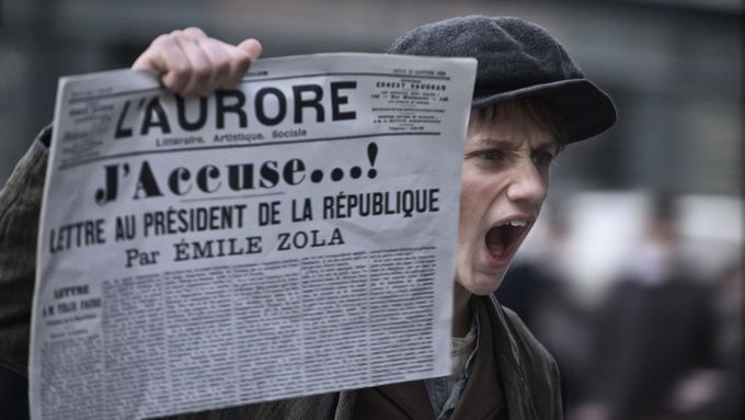 Francouzský název filmu J'accuse vychází ze slavného pamfletu J'accuse!, jímž spisovatel Émile Zola podpořil kapitána Dreyfuse.