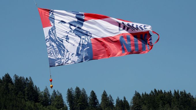 Vlajka s portrétem Nikiho Laudy nad Red Bull RIngem před startem VC Rakouska formule 1.