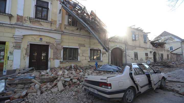 Chorvatsko zasáhlo silné zemětřesení. Nejpostiženější jsou města Petrinje a Sisak
