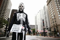 Doprava vázne, ruší se karnevaly. Omikron přebírá štafetu a karantény narušují život