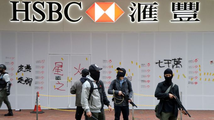 Posprejovaná banka HSBC v Hongkongu, kterou v lednu hlídala policie.
