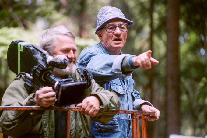 Režisér Karel Kachyňa (vpravo) při práci na filmu podle předlohy J. Škvoreckého "Prima sezóna" v Sedmihorkách u Turnova. Rok 1993
