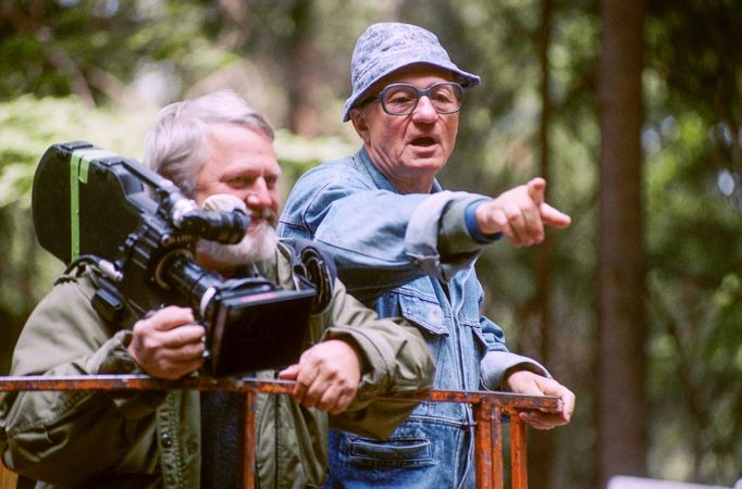 Režisér Karel Kachyňa (vpravo) při práci na filmu podle předlohy J. Škvoreckého "Prima sezóna" v Sedmihorkách u Turnova. Rok 1993