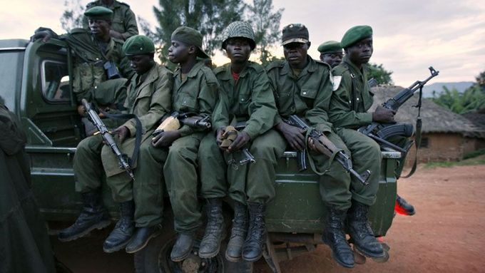 Na východě Demokratické republiky Kongo působí několik ozbrojených skupin - armáda, povstalecké skupiny i mírové sbory OSN