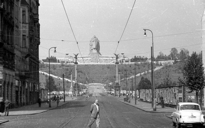 Archivní fotografie z éry 50. a 60. let 20. století, kdy na Letné v Praze vznikl a později zanikl nechvalně proslulý Stalinův památník.