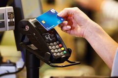 Bezkontaktní karty začíná vydávat poslední z velkých bank