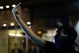 V Hongkongu se demonstruje od června. Lidé nejprve protestovali proti návrhu zákona o vydávání osob podezřelých ze spáchání trestného činu do pevninské Číny, jehož schvalování už správkyně Hongkongu Carrie Lamová slíbila stáhnout.