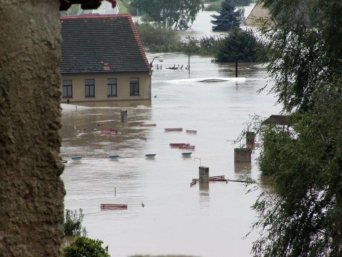 Pohled na zatopený venkovní bazén v ulici Ostrovní