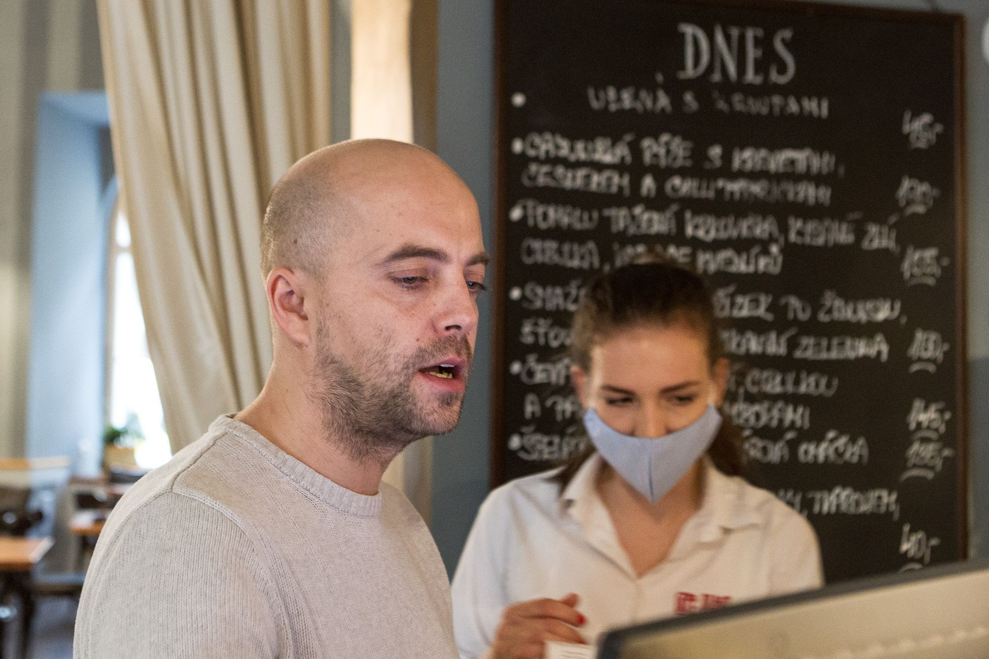 Restaurace, hospody otevírají v omezeném režimu - Petr Dřevíkovský, Café Platýz, nouzový stav, omezení, koronavir, 3. prosinec