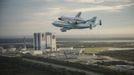 The space shuttle Endeavour, atop NASA's Shuttle Carrier Aircraft, flies over the Kennedy Space Center in Cape Canaveral, Florida in this September 19, 2012 NASA handout photo. The SCA, a modified 747 jetliner is flying Endeavour to Los Angeles where it will be placed on public display at the California Science Center. This is the final ferry flight scheduled in the Space Shuttle Program era. REUTERS/Robert Markowitz/NASA/Handout. (UNITED STATES - Tags: SCIENCE TECHNOLOGY TRANSPORT) THIS IMAGE HAS BEEN SUPPLIED BY A THIRD PARTY. IT IS DISTRIBUTED, EXACTLY AS RECEIVED BY REUTERS, AS A SERVICE TO CLIENTS. FOR EDITORIAL USE ONLY. NOT FOR SALE FOR MARKETING OR ADVERTISING CAMPAIGNS Published: Zář. 20, 2012, 1:51 dop.