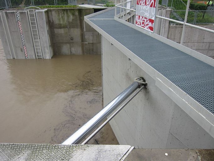 Drží je tyto robustní hydraulická ramena.