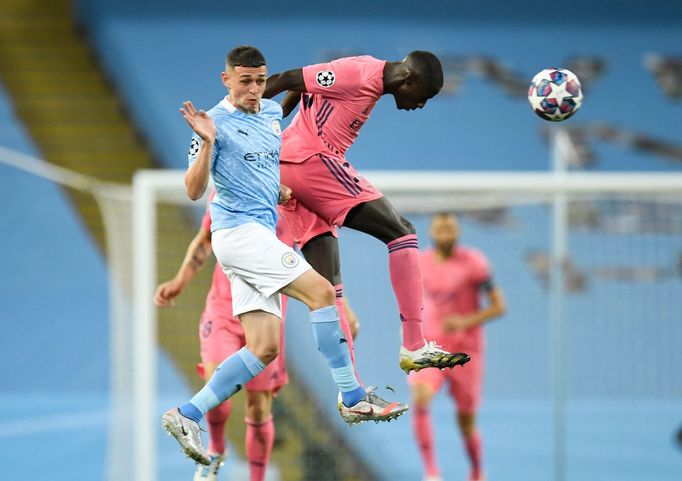 Eder Militao a  Phil Foden v osmifinále LM Manchester City - Real Madrid