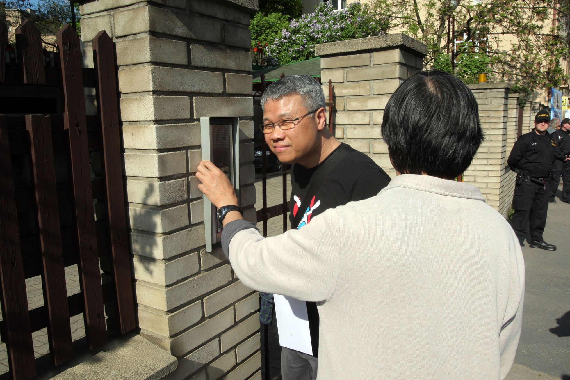 Vietnamci protestují před svou ambasádou v Praze