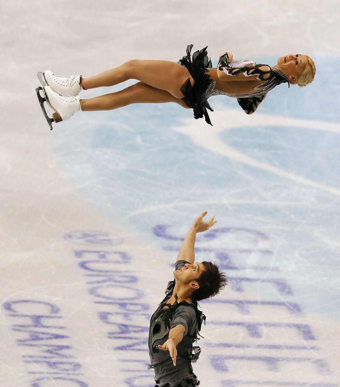 Tatiana Volosozharová a Maxim Trankov z Ruska během volné jízdy na ME.