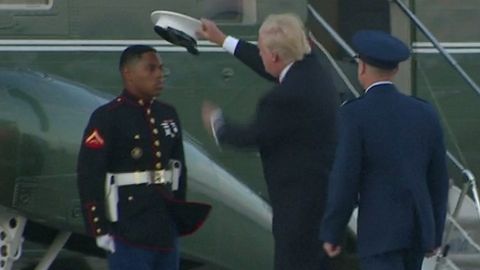 Trump nasazoval vojákovi čepici, kterou odfoukl vítr. Neuspěl